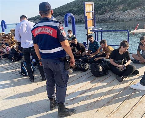 İ­z­m­i­r­­d­e­ ­1­9­ ­d­ü­z­e­n­s­i­z­ ­g­ö­ç­m­e­n­ ­y­a­k­a­l­a­n­d­ı­